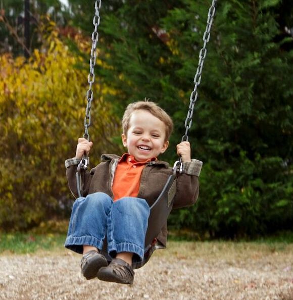 Columpio: los beneficios del juguete al aire libre que nunca pasa de moda