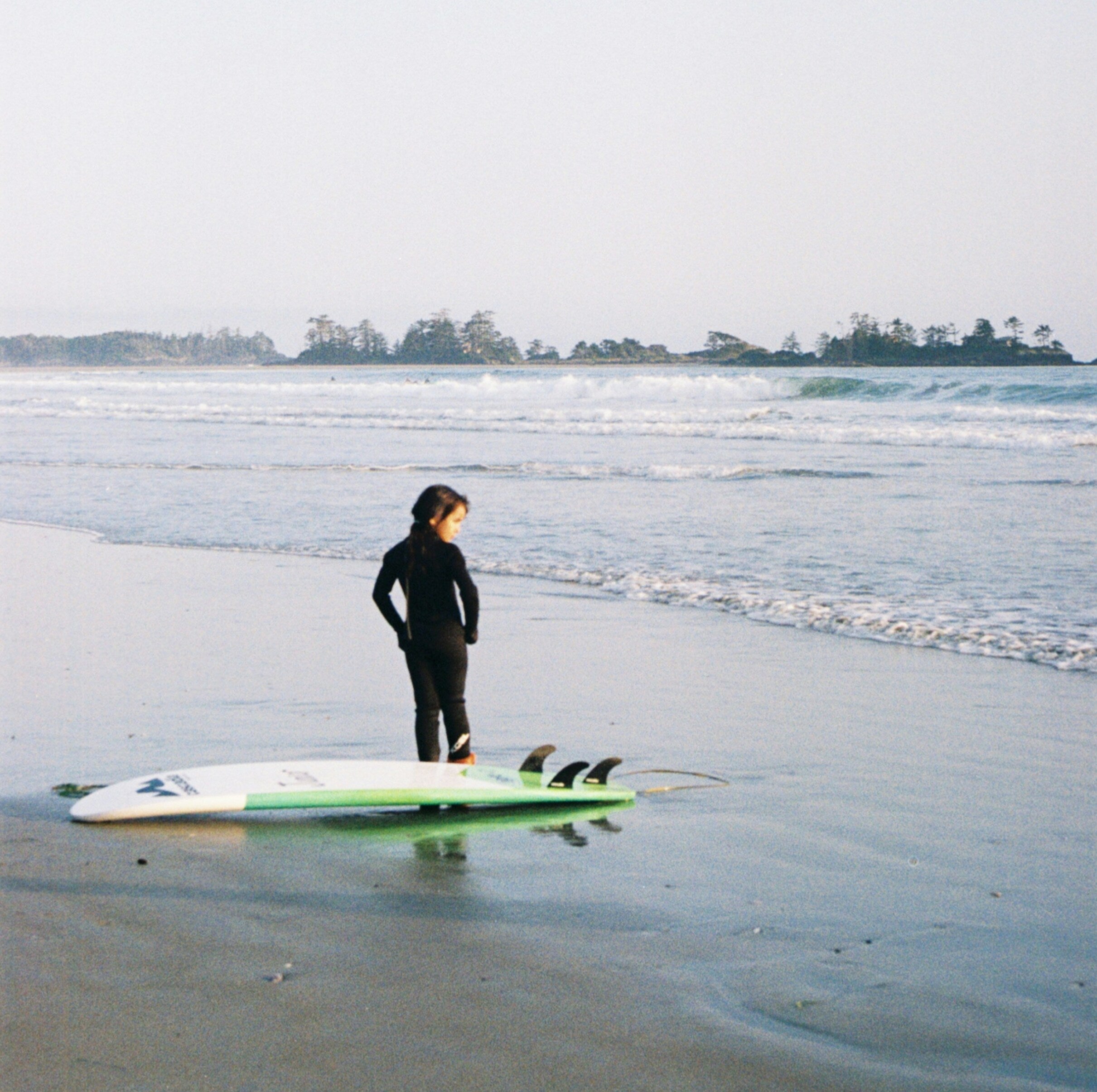 Beneficios del surf para niños y a qué edad empezar